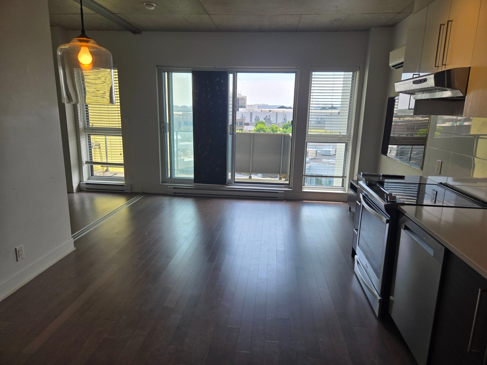 3 1/2 condo for rent view of Royalmount with gym and terrasse — photo 1