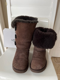 UGG Bailey Button Triplet US 5 s/n 1873