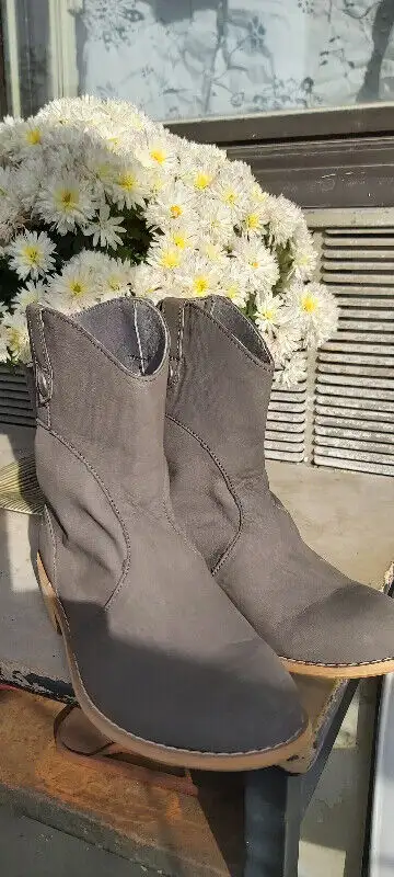 LEATHER  BOOTS SIZE 7 WOMEN in Women's - Shoes in City of Toronto - Image 3