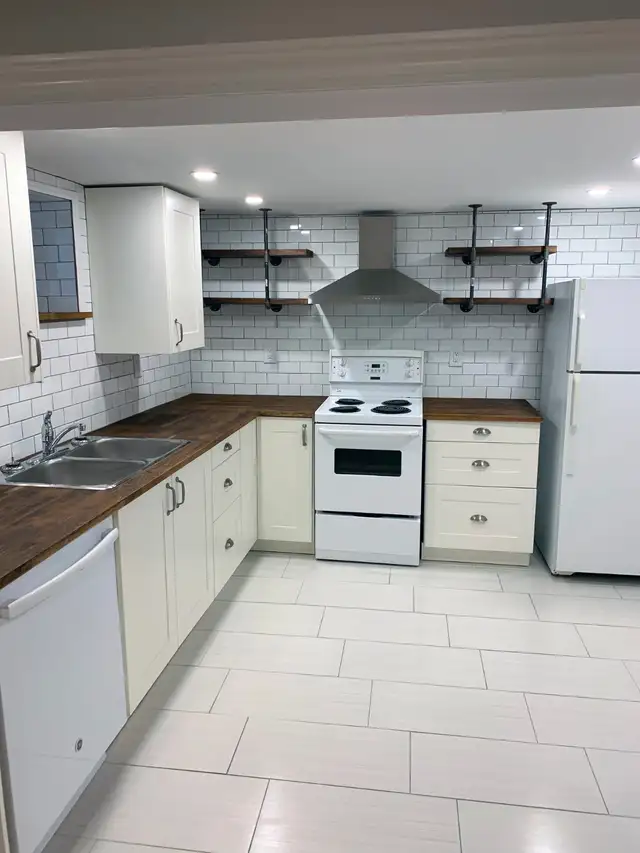 Bright, recently  renovated 1 bedroom apt. Utilities included. in Long Term Rentals in Hamilton - Image 3