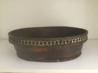 Panier en bois orné de dorures en métal, View more