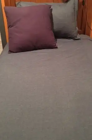 Gris neutre - Ensemble housse de couette lit simple, couvre-oreiller et coussin gris. Chez Simon’s....