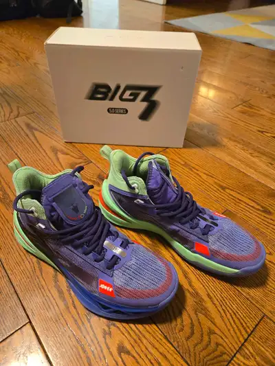 Rare find in Canada! Got these from USA for my son, but he has outgrown it. Shoes are in excellent s...