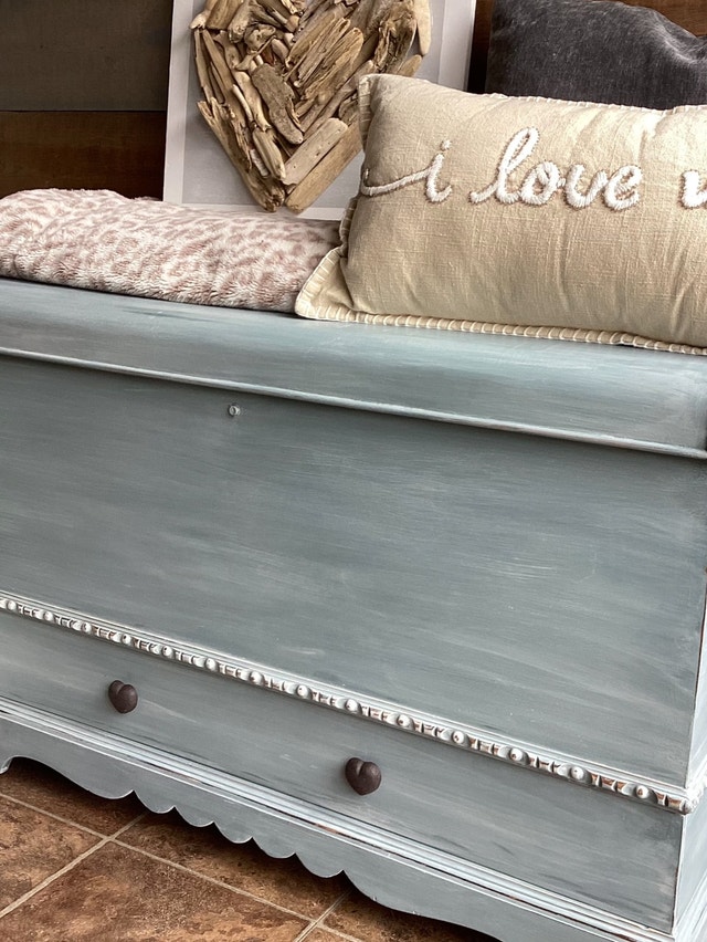 Large vintage cedar chest, blanket box, hope chest Dressers