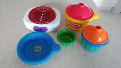 A vendre : Image 1 : Jeu d'imitation Little Tikes, prix : 25 $ - Poêle à un rond qui s'allume et qui...