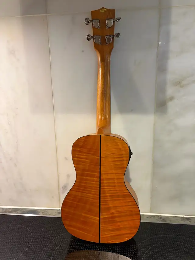 Kala KA-CEM Exotic Mahogany Concert Ukulele with EQ in Guitars in City of Montréal - Image 6