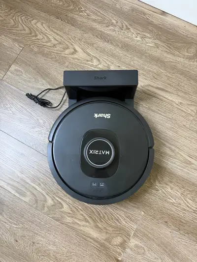 This pre-owned Shark Matrix robot vacuum is ready to keep your floors spotless with advanced mapping...