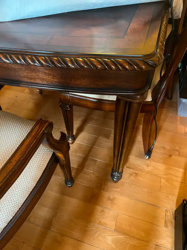 Dinning Room Table; Like New; Hooker furniture! Moving!!!62864365171458122