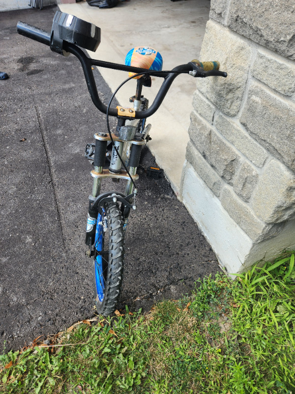 Kid bike with training wheels in Kids in Markham / York Region - Image 2