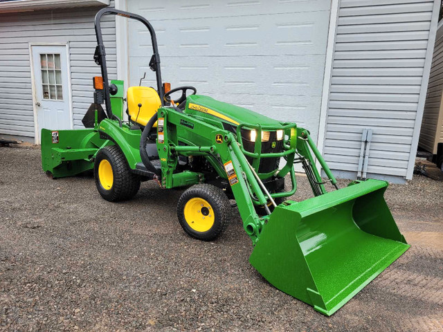 2015 John Deere 1023E 4x4 Tractor and Snowblower  in Heavy Equipment in Moncton - Image 3