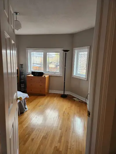 Room rental 15 min walk from U of T Scar,  2 min walk to b