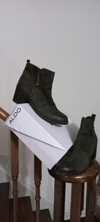 WOMEN - ALDO size 10 leather ankle boots