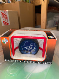 Toronto Maple Leaf COMMEMORATIVE HOCKEY PUCK AND NET NHL Vintage