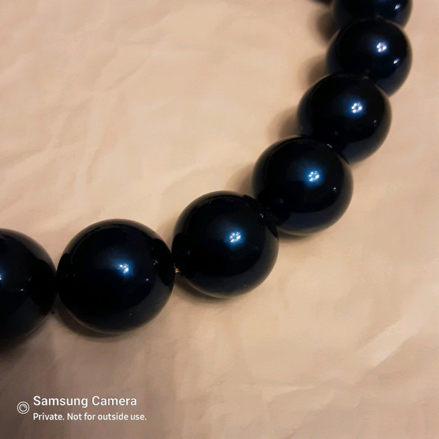 Midnight blue pearls on gold clasp, vintage 1990s necklace in Jewellery & Watches in Calgary - Image 2