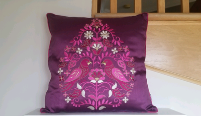 Coussin mauve, rose foncé, or, argent, oiseaux et fleurs, View more