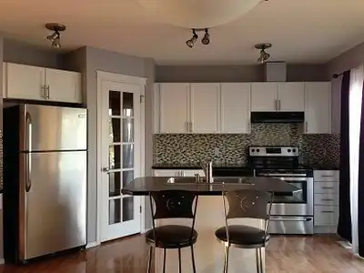 Sunny upstairs room near Ctrain TUSCANY (Utilities and WIFI incl