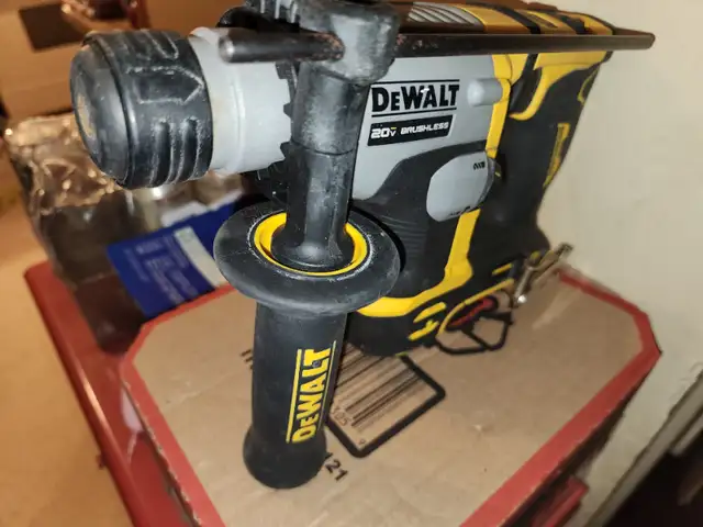 DEWALT 20V MAX ATOMIC Lithium-Ion   5/8"  SDS Plus Hammer Drill in Power Tools in Windsor Region - Image 2