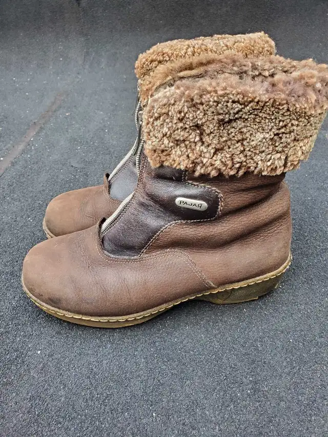 Pajar brown/tan leather sherpa lined ankle boots - size 8 in Women's - Shoes in City of Toronto - Image 2