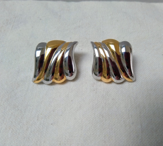 Vintage Square Shaped 2 tone Earrings in Jewellery & Watches in Oakville / Halton Region