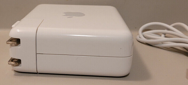 Apple A1084 Portable Wireless Airport Express Base Station in Other in Oshawa / Durham Region - Image 2
