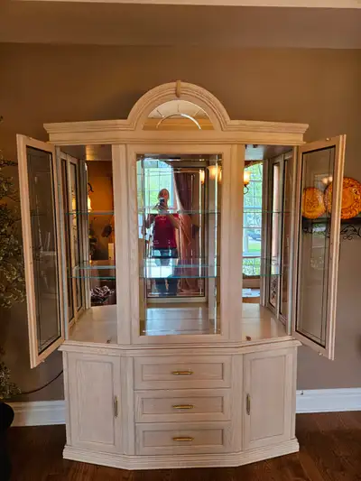 Superbe Vaisselier/arched glass hutch, View more