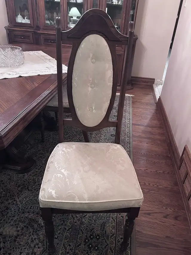 Oak Dinning Table/Hutch/6 chairs in Dining Tables & Sets in City of Toronto - Image 8