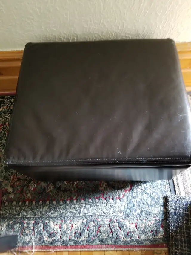 Leather ottoman in Home Décor & Accents in City of Montréal - Image 8