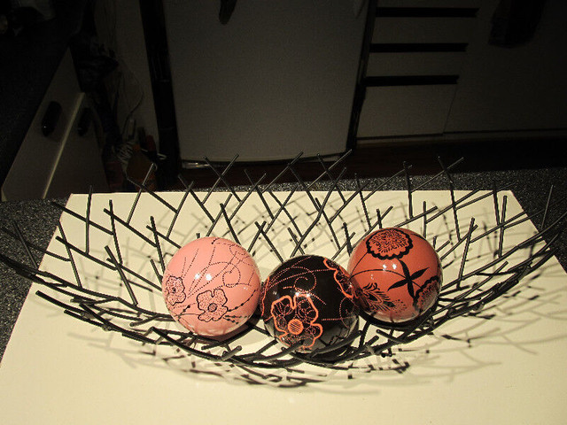 Metal art decor pieces. Baskets with decorative balls. in Arts & Collectibles in Oakville / Halton Region - Image 3