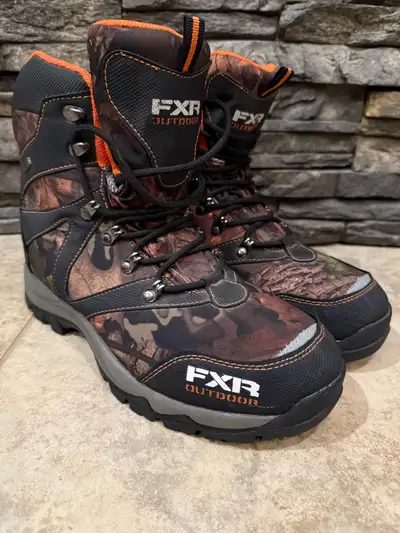 Like new FXR Renegade Short winter boots, size 10. These boots feature a camo design with black and...