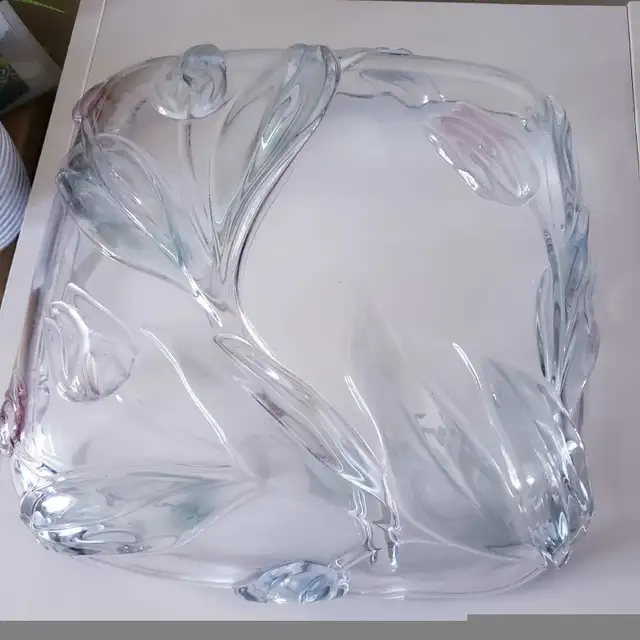 Vintage  Mikasa Tivoli Crystal Pink Tulips Large Flower Divided  in Home Décor & Accents in Ottawa - Image 4