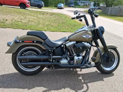 2010 Harley Davidson Fatboy Low, 96 ci engine (1584 cc) 6 speed transmission I purchased this bike i...
