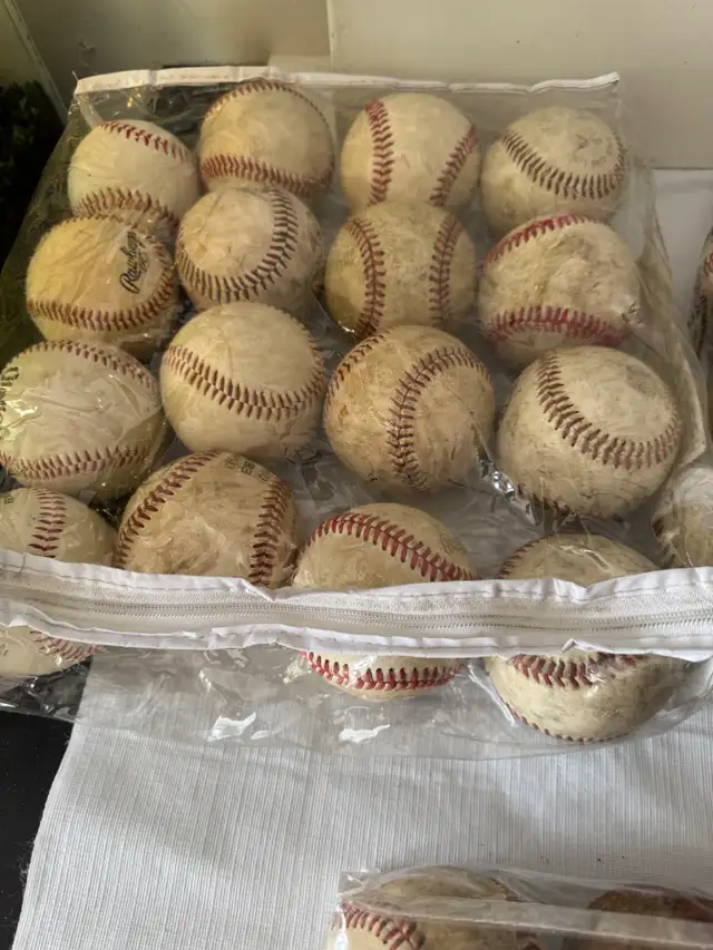 ADULT BASEBALLS, FULL SIZE, READ ADD FOR OPTIONS, AHUNTSIC PICK in Baseball & Softball in City of Montréal - Image 4