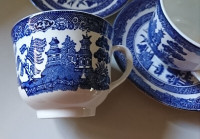 Vintage Johnson Brothers Blue Willow Tea Cups & Saucers