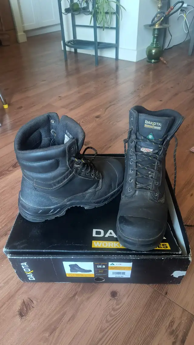 Dakota work boots. Size 10 in Men's Shoes in Sault Ste. Marie - Image 3