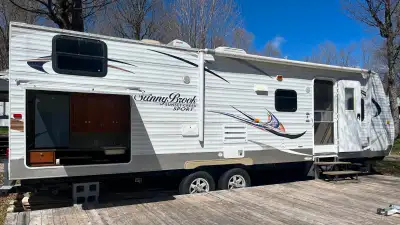 Roulotte stationnaire située au camping saisonnier du lac Sept-Iles à Saint Raymond. Possibilité de...