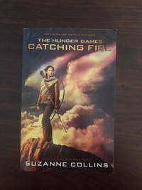 The Hunger Games: Catching Fire by Suzanne Collins (Paperback)