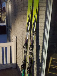 Skis alpin droits Volkl 195 cm avec fixations