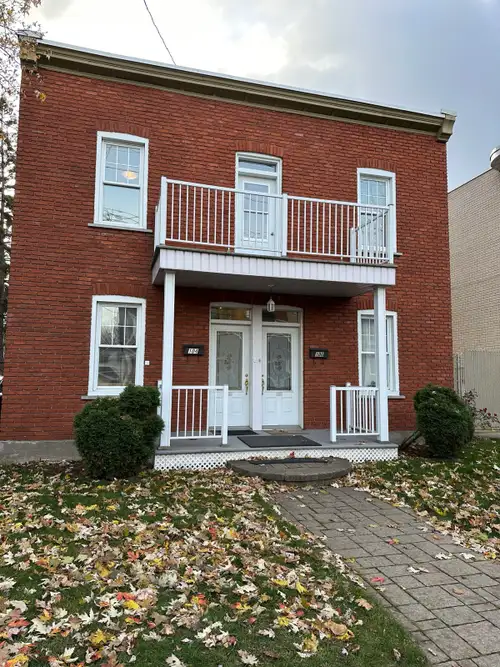 Logement 51/2 entièrement rénové (2023) situé à quelques minutes de marche du canal Lachine. Proximi...