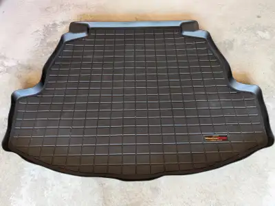 Tapis protecteur en caoutchouc découpé au laser qui prend la forme de la valise et qui protège contr...