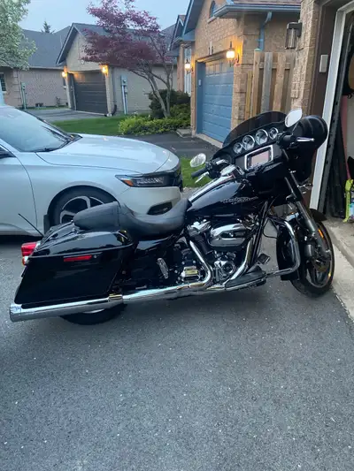 Beautiful black street glide. Upgraded Rockford fosgate stereo and 6x9 speakers in saddle bags. Has...