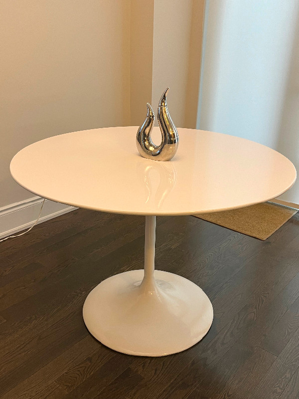 Round dining table for sale in Dining Tables & Sets in Markham / York Region - Image 2