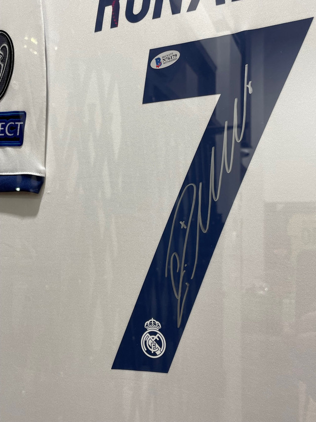 Ronaldo Signed jersey with COA Beckett* in Arts & Collectibles in Mississauga / Peel Region - Image 2