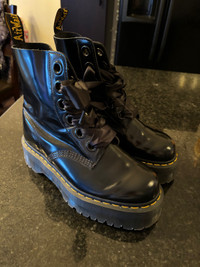 Dr. Martens MOLLY WOMENS PLATFORM LEATHER BOOT (size 8)