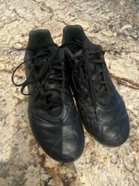 Youth size 6.5 soccer cleats 