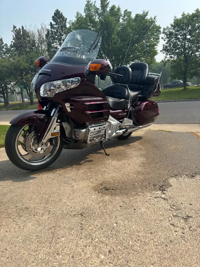 2006 Honda Goldwing Very low KM in Touring in Lethbridge - Image 2