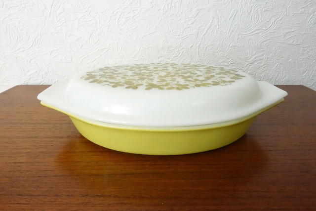 Vintage PYREX Verde Divided Casserole Dish in Kitchen & Dining Wares in City of Toronto - Image 4