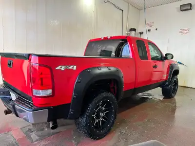 2007 gmc Sierra 1500 5.3l 304 000 km New fuel pump New transmission 2” lift Aftermarket 33” X 12” ve...