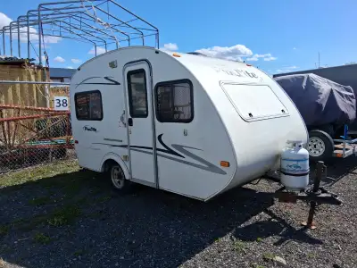 Prolite Mini à louer. couche 4 personnes. Refrigerateur, chauffage propane, electrique ou batterie....