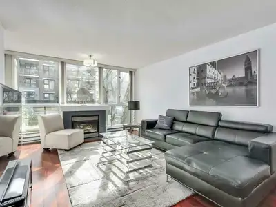 2 bedroom/2 bath apartment with solarium, and a separate entrance. Centrally located - close to Down...