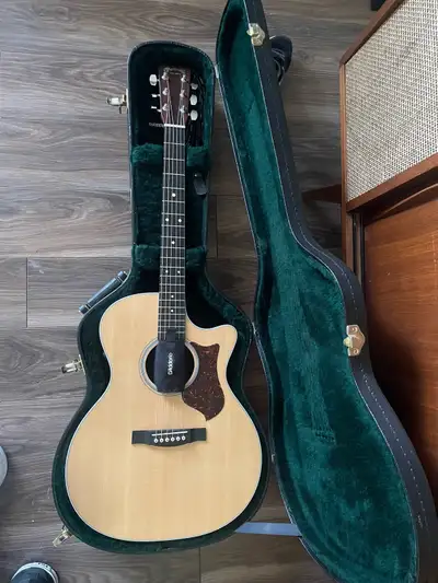 Excellent condition, solid rosewood back and sides, made in USA, always humidified and stored in cas...